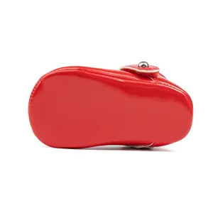 Vue détaillée de la semelle antidérapante des chaussures pour bébé en cuir verni rouge