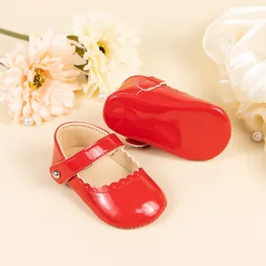 Chaussures Mary Jane bébé en cuir verni rouge avec bords festonnés et semelle