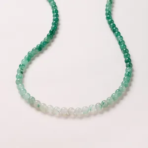 Detalle de collar de jade africano de 8 mm con gradiente de verde natural y cuentas lisas