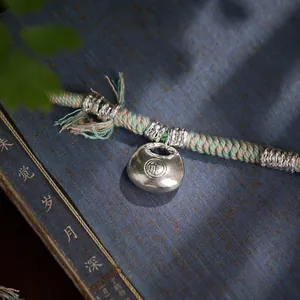 Collier tibétain tissé main en coton vert et orange avec pendentif cadenas de la chance