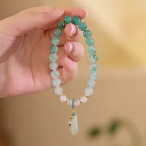 Jade-Perlenarmband mit hellgrünen und rosa Perlen und einem Wassertropfen-Anhänger