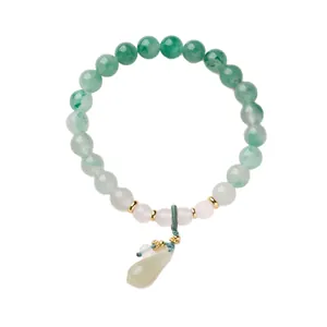 Elegantes Jade-Armband mit grünen Perlen, Orchideen-Anhänger und goldenen Akzenten für Damen