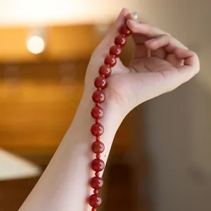 Makrodetail eines roten Karneol-Perlenarmbands mit hochglänzender Politur