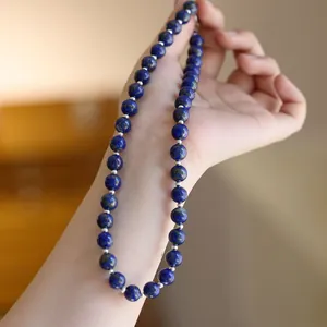 Nahaufnahme der blauen Lapislazuli-Perlenkette mit silbernen Zwischenperlen