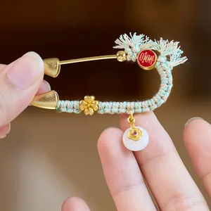 Vintage Künstlerische Vergoldete Kupferbrosche Mit Gewebter Schnur Weißem Jade-Optik Anhänger Rotem Edelstein Glücksmuster Anstecknadel