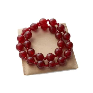 Zweireihiges Armband aus roten Achatperlen mit rundem Edelstein und Wildlederbeutel