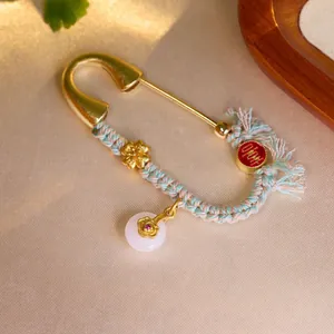 Goldene Brosche Jahr des Pferdes mit Ping An Anhänger und bunter Kordelverzierung