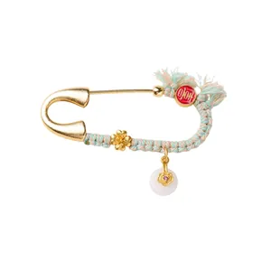 Goldene Brosche zum Jahr des Pferdes mit Blumenanhänger und glückbringendem Anhänger