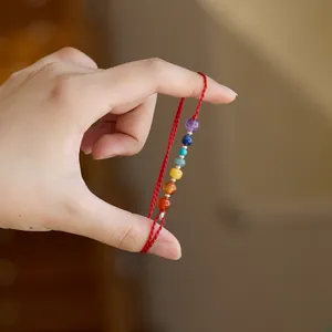 Handgemachtes rotes geflochtenes Sieben Chakra Armband für Heilung und Glück