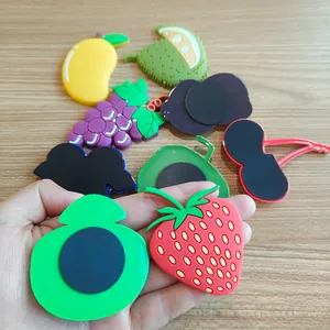Gros plan de mignons magnets de fruits en PVC souple montrant les détails magnétiques