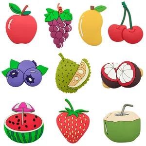 Lot de 10 breloques de fruits en PVC 3D colorées incluant pomme, raisin et fraise