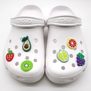 Sabots blancs décorés de breloques de fruits comme la fraise et l'avocat