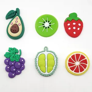 Breloques de Chaussures Série Fruits Dessin Animé Pins en PVC Souple Fraise Avocat Kiwi Raisin Durian Orange Accessoires