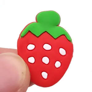 Détail d'une breloque fraise 3D mignonne en silicone souple pour sabots de jardin