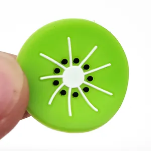 Détail d'un charms en silicone motif kiwi vert pour sabots avec graines noires