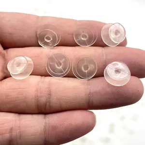 Set de siete cierres de pendientes de silicona transparente mostrados en la mano