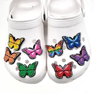 Set mit 8 bunten 3D-PVC Schmetterling Schuhclips auf weißen Clogs für individuelles Design