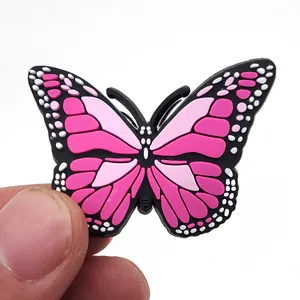 Detailansicht der rosa Schmetterling-PVC-Schuhanhänger für Clogs zur Größendarstellung