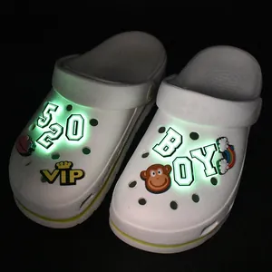 Leuchtende PVC-Schuhanhänger mit Buchstaben und Motiven für weiße Clogs