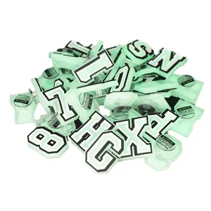 Set mit leuchtenden Alphabet- und Nummer-Schuhanhängern aus PVC für Clogs in Minzgrün