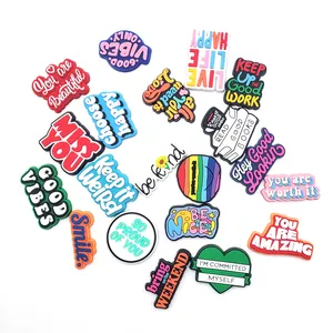 Set di charm colorati in PVC con frasi ispiratrici per zoccoli da giardino
