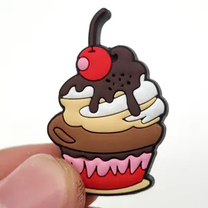 Λεπτομερής macro λήψη διακοσμητικού cupcake από PVC με κεράσι για παπούτσια κήπου