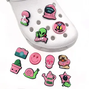 Breloques de Chaussures en PVC Dessin Animé pour Sabots Sandales Décoration Astronaute Alien Champignon Abeille Caméra Crâne Bouledogue Cactus Escargot Fleur pour Femmes Enfants