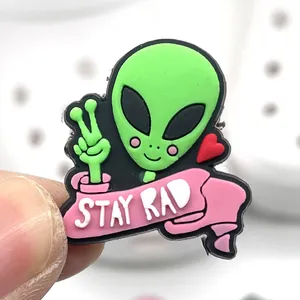 Détail d'un charm de chaussure extraterrestre vert avec ruban Stay Rad pour sabots
