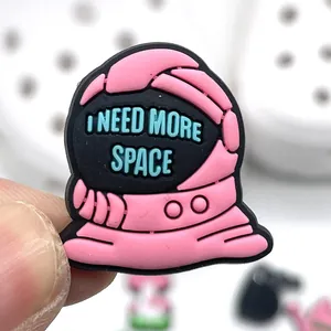Décoration de chaussure casque astronaute rose avec texte I NEED MORE SPACE
