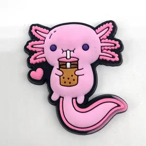 Détail macro d'une décoration de chaussure en PVC axolotl rose avec bubble tea