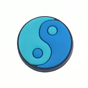 Vue détaillée du charm de chaussure Yin Yang en PVC bleu pour sabots et accessoires