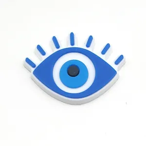 Gedetailleerd zicht van een blauwe Evil Eye PVC-schoenbedel voor klompen met achterkant
