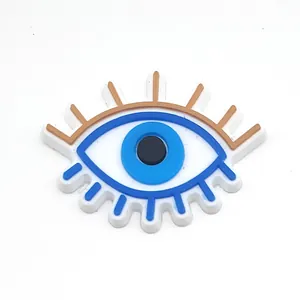 Gedetailleerd macro-zicht van de PVC Evil Eye schoenbedel voor klompen met blauwe accenten