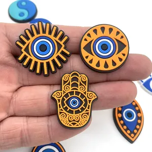 Kleurrijke Evil Eye en Hamsa Hand PVC schoenbedeltjes voor klompen in oranje en blauw