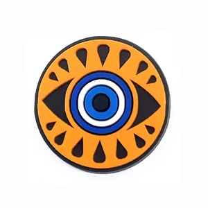 Detail van PVC Evil Eye schoenbedeltje met oranje en blauwe lagen voor klompen