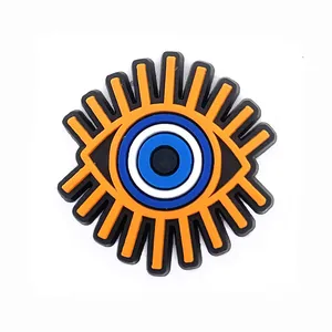 Macro-opname van Evil Eye schoenbedeltje van zacht PVC met zonnestraalmotief voor klompen