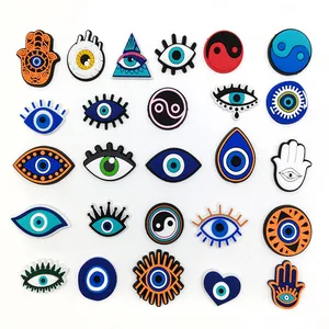 Set van 25 Evil Eye en Hamsa Hand PVC schoenbedeltjes voor klompen in blauw en oranje