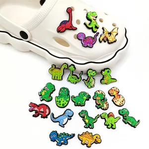 Bunte Cartoon Dinosaurier PVC Schuhanhänger für Clogs, Set auf weißem Schuh präsentiert