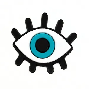 Detailopname van de blauwe Evil Eye bedel voor clogs met rubberen wimpers en gladde randen