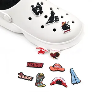 Set di ciondoli per scarpe stile cowgirl con cappelli e stivali su zoccoli bianchi
