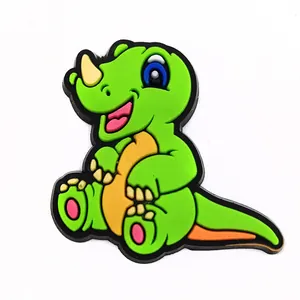 Detailansicht eines grünen 3D Cartoon Dinosaurier PVC Schuhanhängers für Clogs