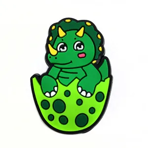 Detailansicht eines niedlichen PVC Triceratops Dinosaurier Schuhclips für Clogs-Schuhe