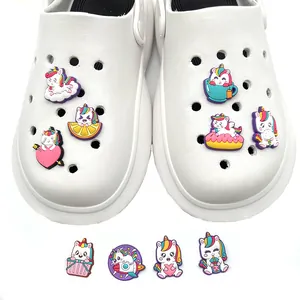 Lot de breloques licorne en PVC pour sabots avec jolis motifs arc-en-ciel et donut