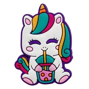 Ciondolo per scarpe a forma di unicorno colorato che beve bubble tea per zoccoli