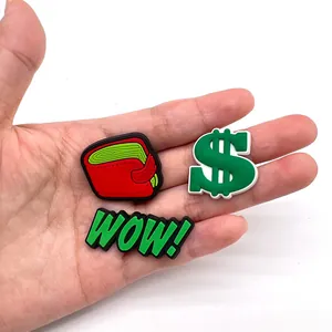 Detailansicht der PVC-Schuhanhänger mit Motiven von Dollarzeichen und WOW-Design