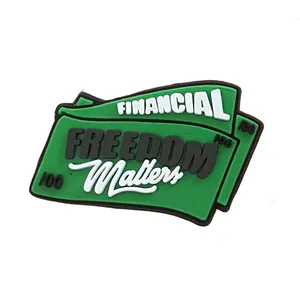 Makro-Detail von grünem PVC-Schuhschmuck mit Financial Freedom Dollarschein-Design