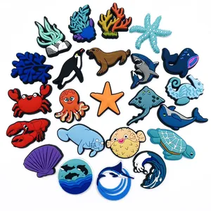 Lot de 24 breloques chaussures océan en PVC avec requin baleine et étoile de mer