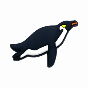 Détail d'un charm pingouin pour sabots en PVC noir et blanc résistant avec bec orange