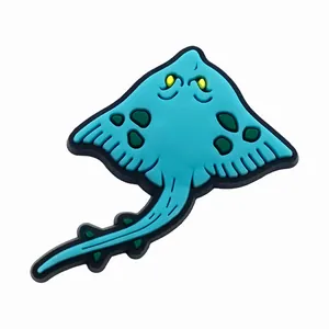 Détail d'un charms raie bleue avec taches vertes pour décoration de sabots et sandales