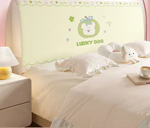Detalle de funda de cabecero de felpa crema con dibujo de perro y texto lucky dog suave